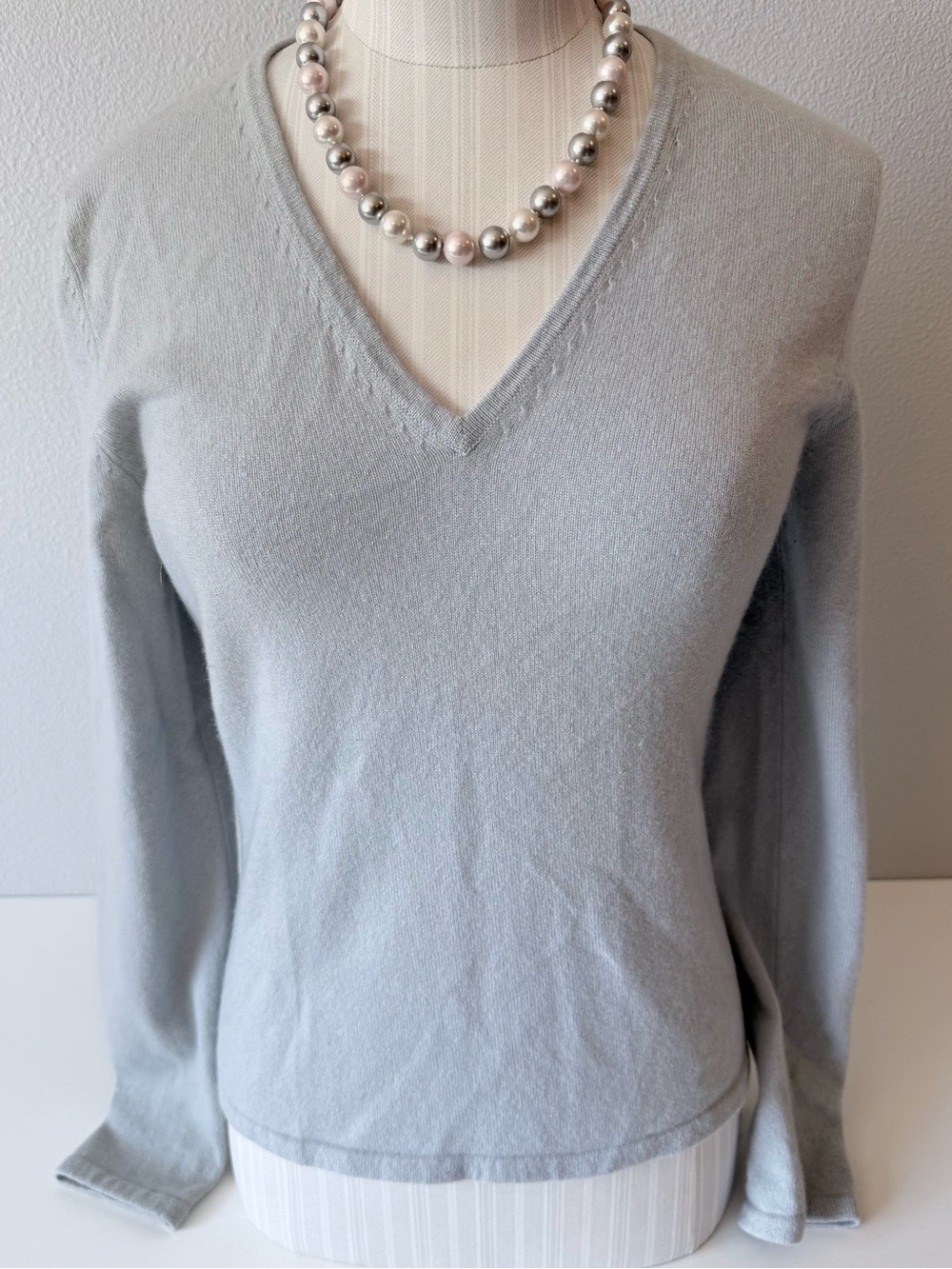 Vintage 2002 Banana Republic 100% Cashmere V-Neck Sweater Light Gray Small Y2K